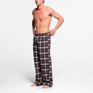 SKIMS FLANNEL UNISEX SLEEP PANTS IN ZINC PLAID L